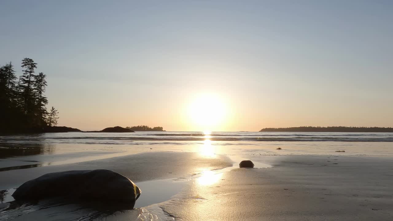 日落时太平洋西海岸的沙滩。在Tofino和Ucluelet附近视频素材