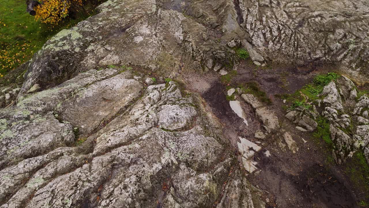 太平洋西海岸的岩石海岸。多云的秋天。视频素材