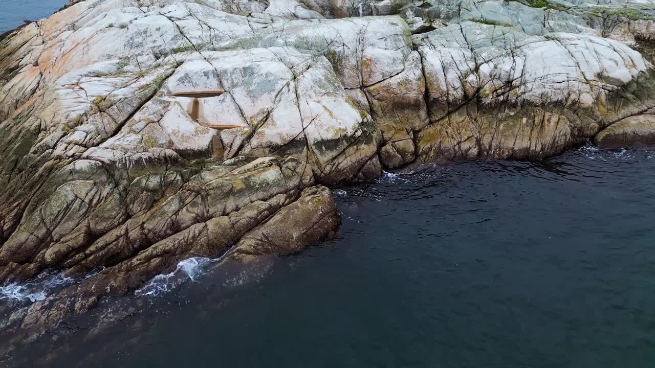 太平洋西海岸的岩石海岸。多云的秋天。视频素材