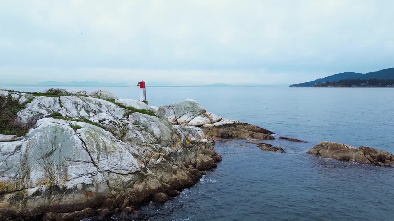 位于太平洋西海岸的落基岛。多云的秋天。视频素材