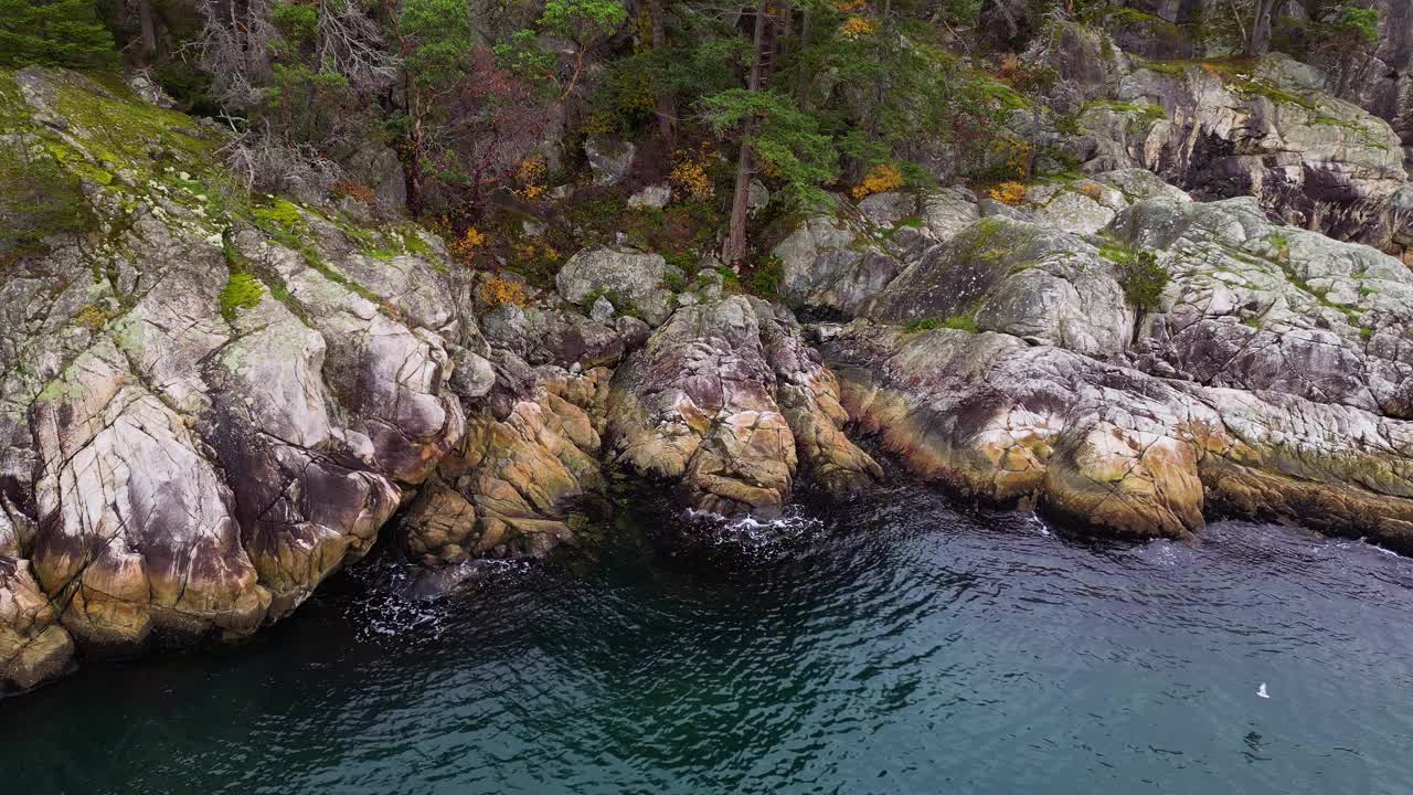 太平洋西海岸的岩石海岸。多云的秋天。视频素材