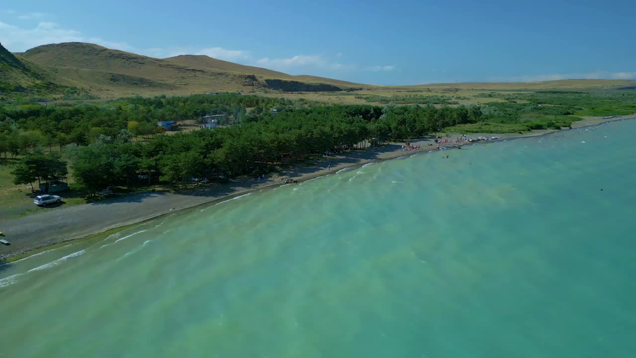 在晴朗晴朗的天气里鸟瞰一个巨大的蓝色湛蓝的海湖。无人机视频视频素材