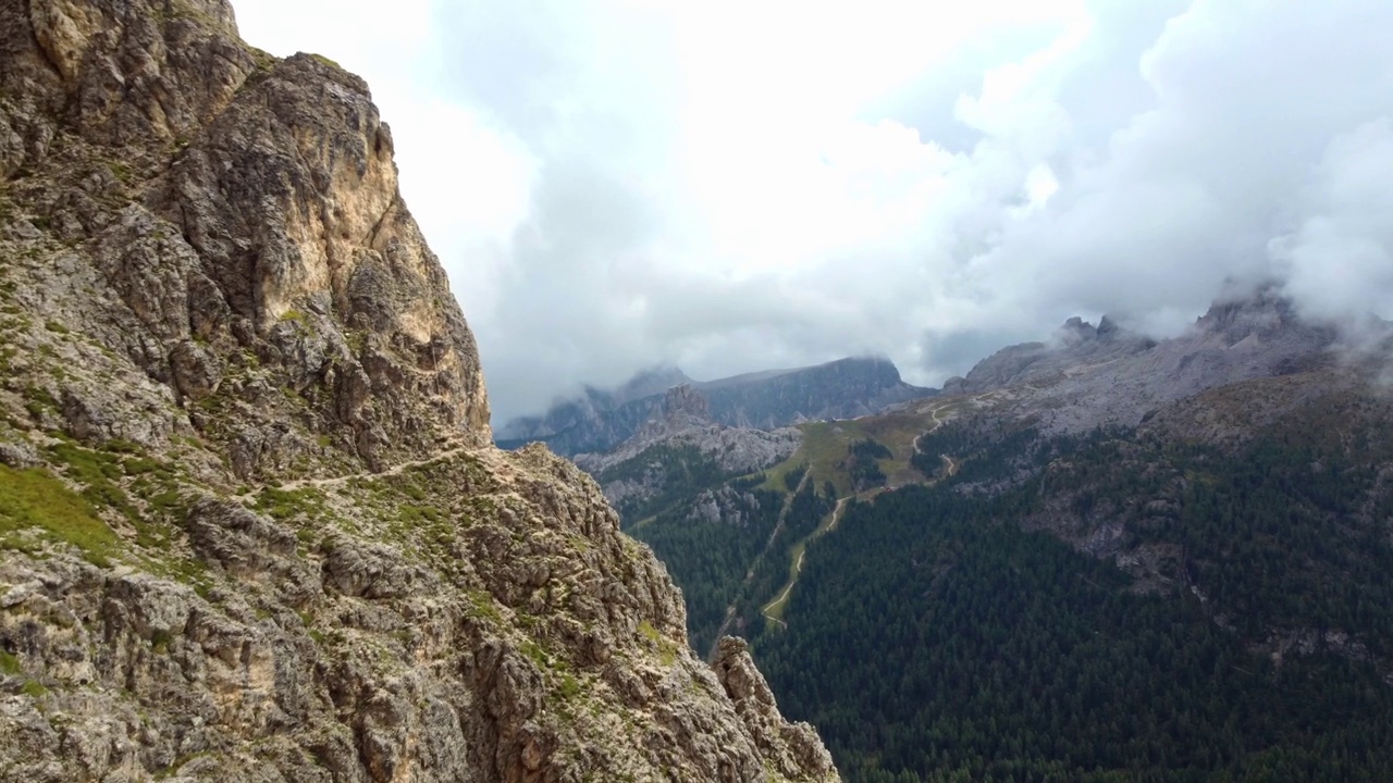 空中俯瞰Ferrata coldei Bos，白云石。意大利探险旅游目的地。多云的天空。视频素材