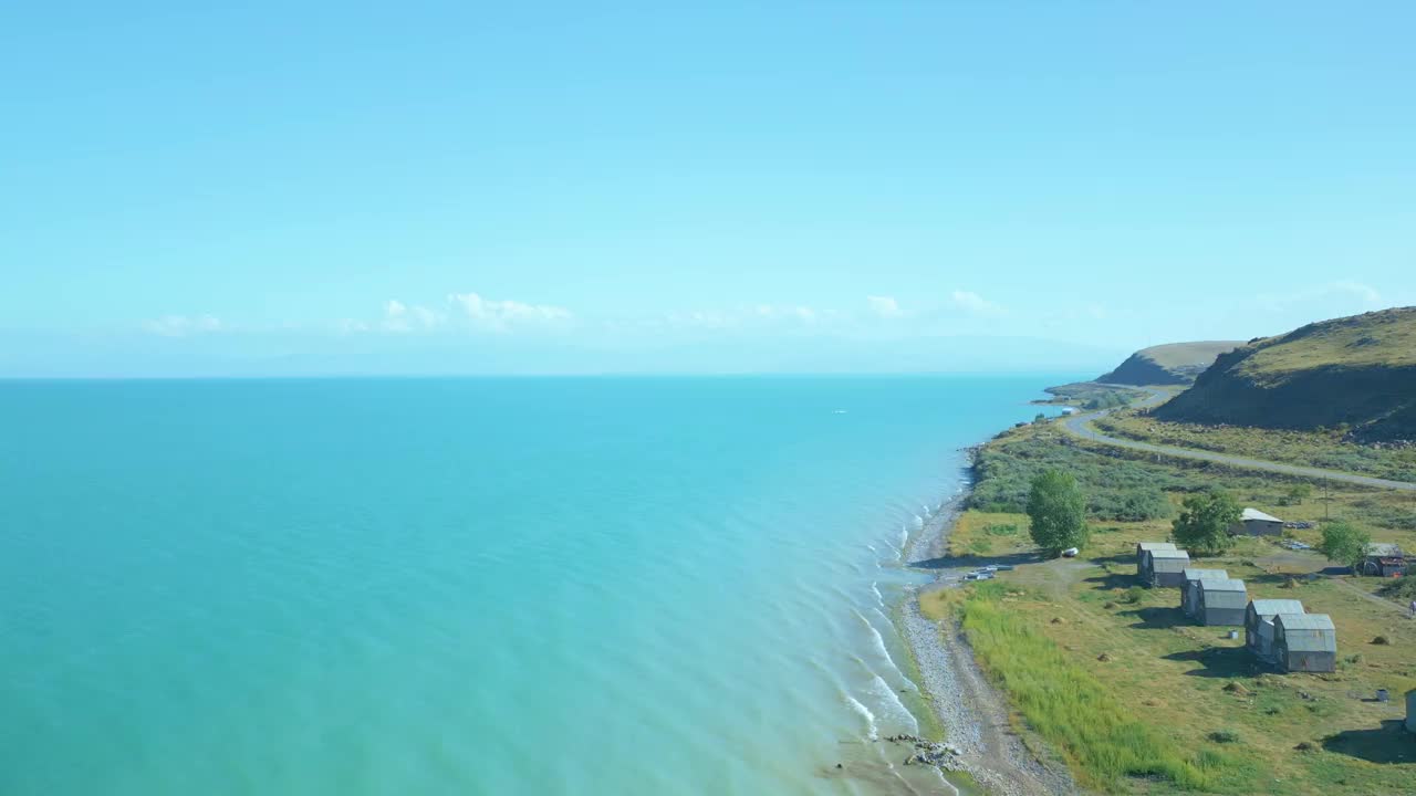 鸟瞰房屋和船只，树木，海滩大蓝色湛蓝的湖海。视频素材