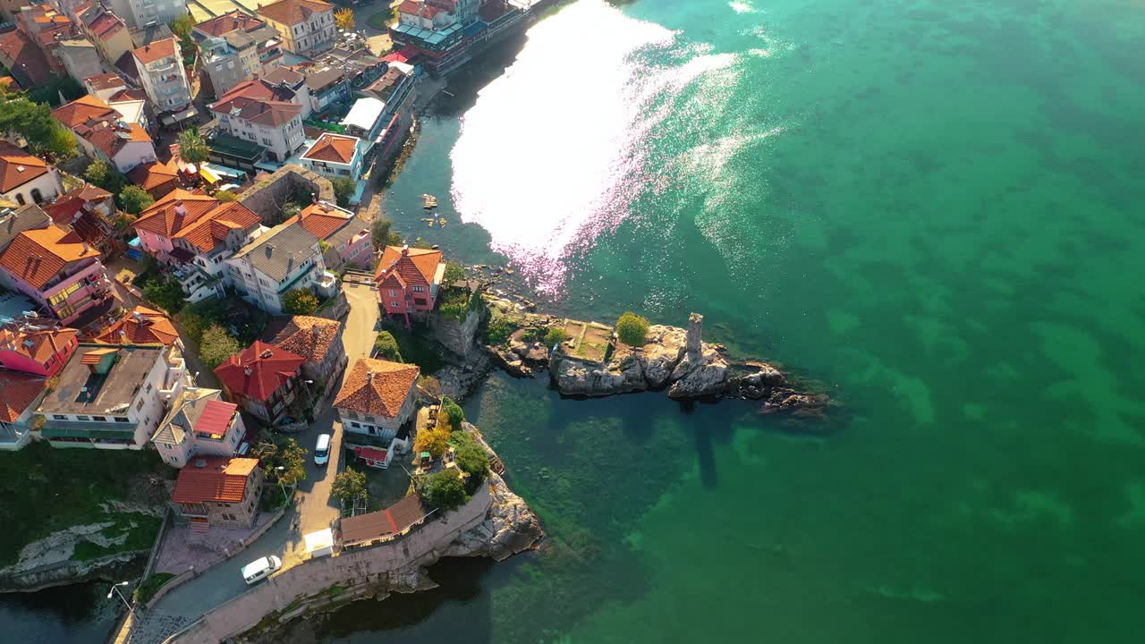 阿玛斯拉市的房屋和桥梁鸟瞰图。鸟瞰房屋和深蓝色的大海。Amasra,土耳其。视频素材