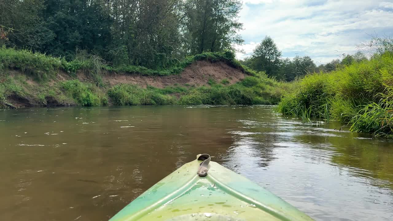 在一条美丽的河流上划独木舟视频下载