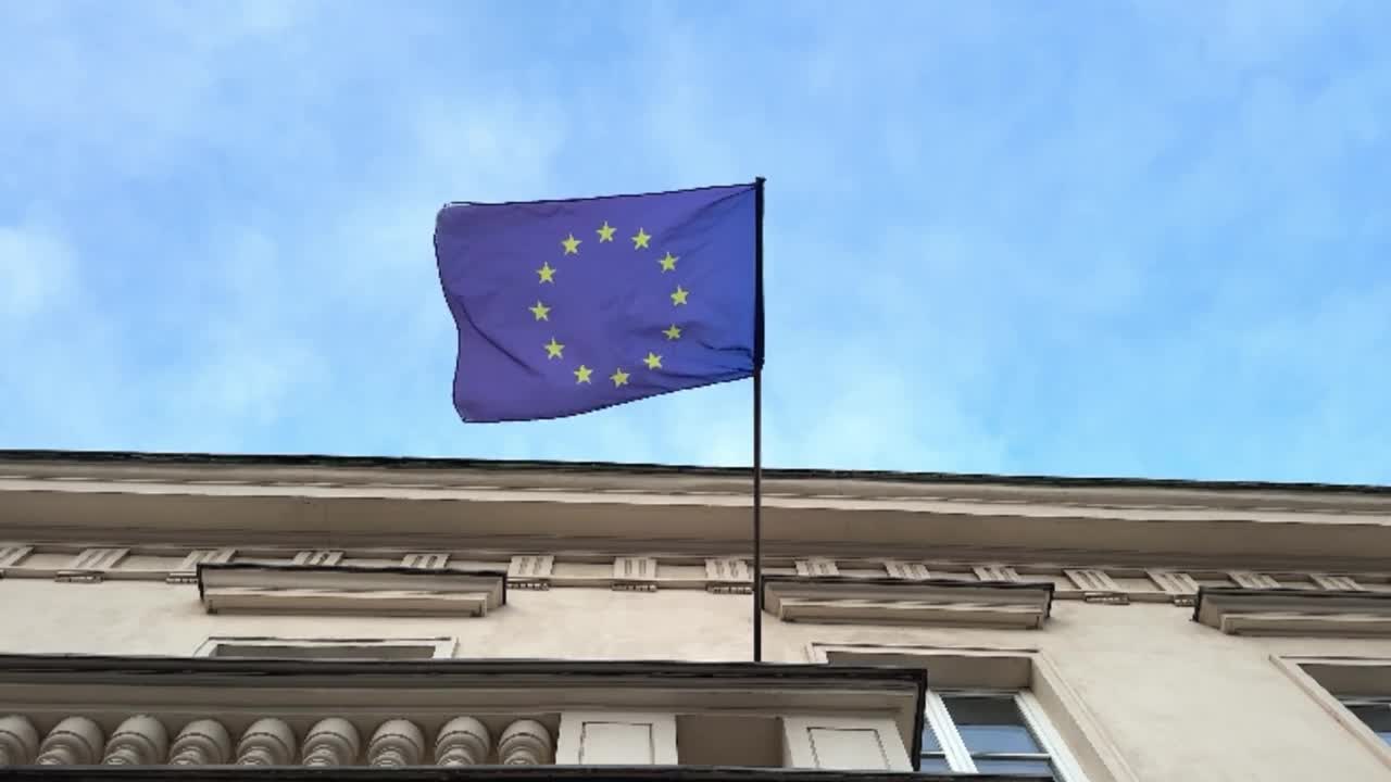 欧盟大厦上的欧盟旗帜视频下载