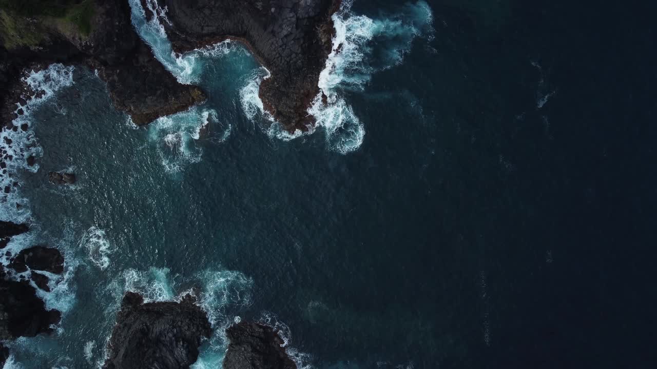 从空中鸟瞰诺福克岛雄伟的海岸，欣赏岩石地形，深蓝色的大海和起泡的海浪，以及岛上的自然美景，这是一段令人兴奋的澳大利亚之旅视频素材