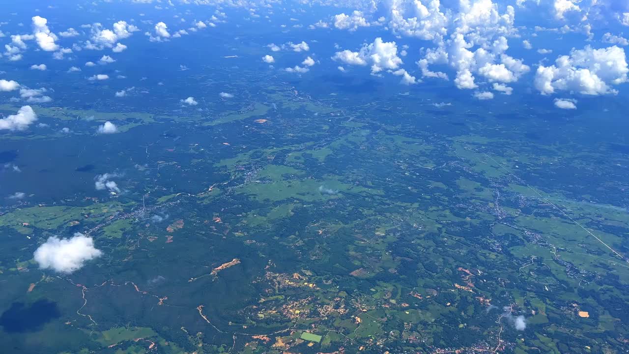 飞机在泰国清迈市上空飞行，途中经过云和山脉视频素材