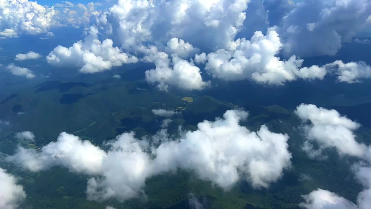 飞机在泰国清迈市上空飞行，途中经过云和山脉视频素材