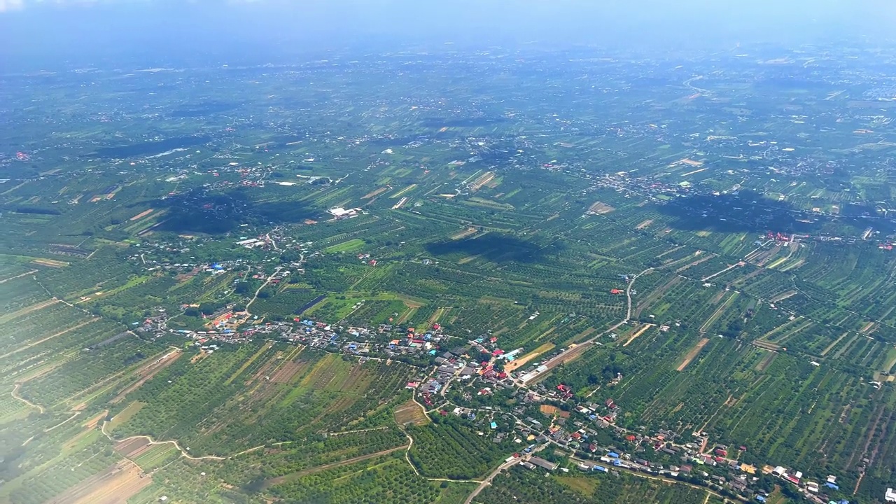 飞机在泰国清迈市上空飞行，途中经过云和山脉视频素材