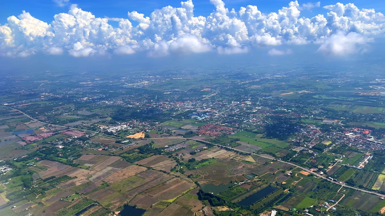 飞机在泰国清迈市上空飞行，途中经过云和山脉视频素材