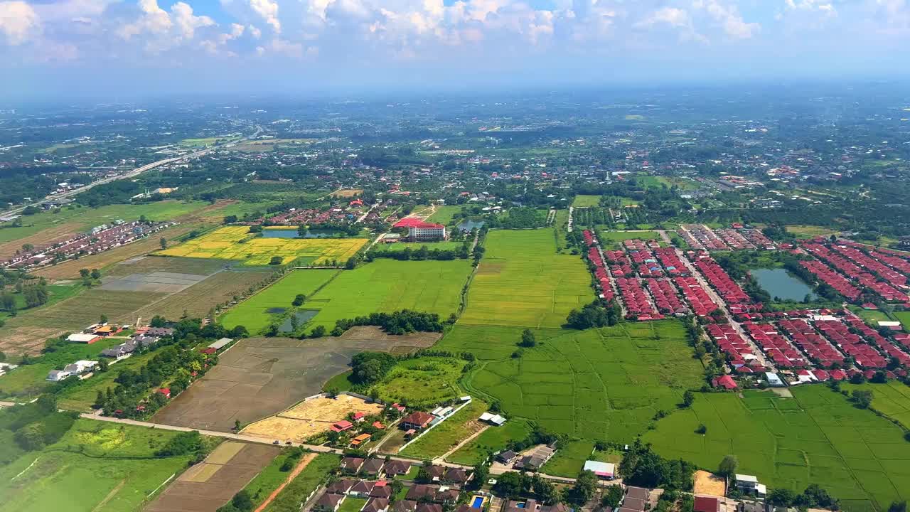 飞机在泰国清迈市上空飞行，途中经过云和山脉视频素材