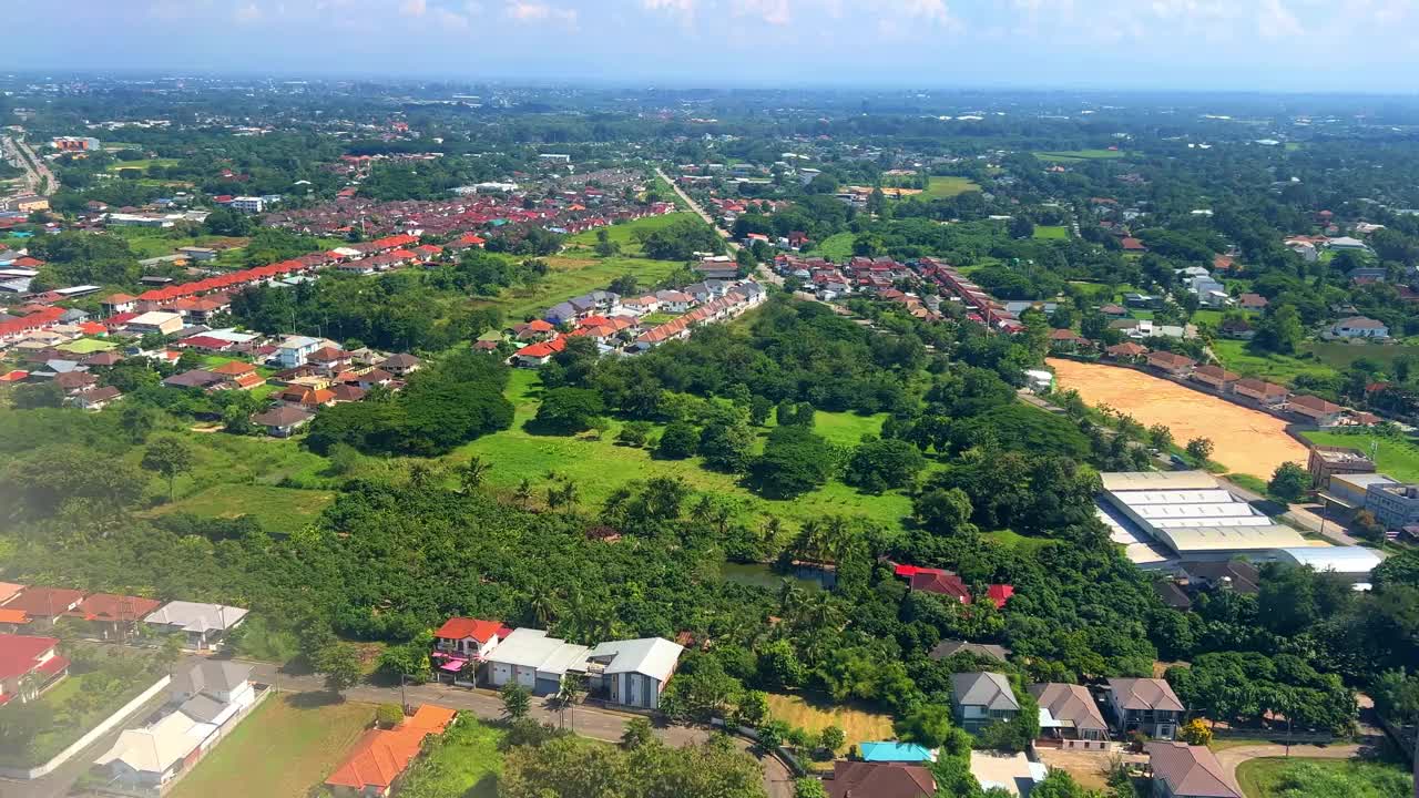 飞机在泰国普吉岛机场跑道上滑行视频素材