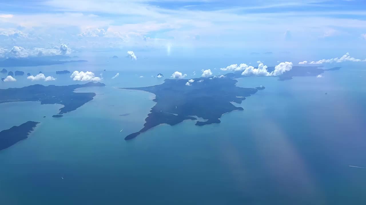 飞机飞过普吉岛，经过泰国的甲米和詹姆斯邦德岛视频素材