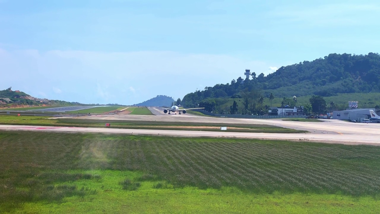 飞机在泰国普吉岛机场跑道上滑行视频素材