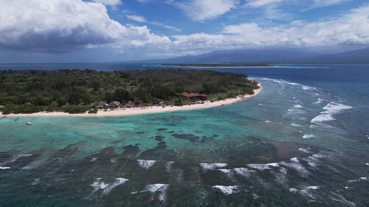 从印尼巴厘岛的Gili Trawangan鸟瞰龙目岛的Gili Meno和Gili Air。一架无人机在夏季阳光明媚的热带岛屿上空盘旋。宁静度假概念。视频素材