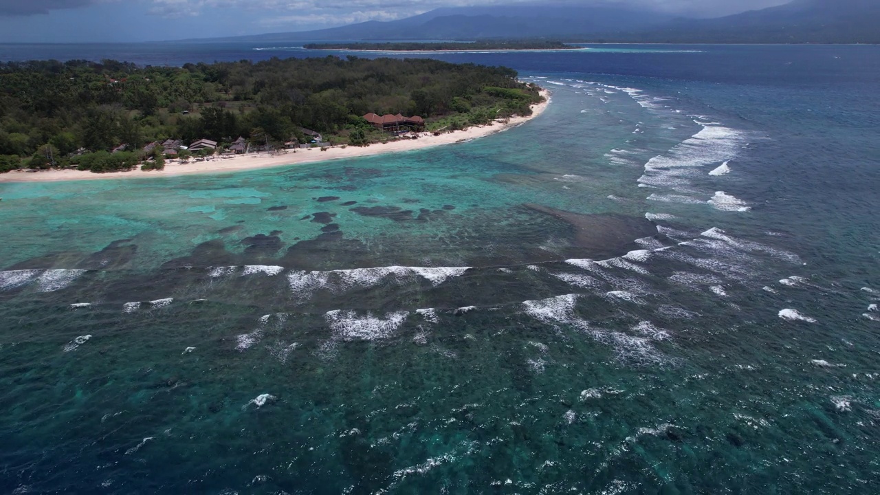 从印尼巴厘岛的Gili Trawangan鸟瞰龙目岛的Gili Meno和Gili Air。一架无人机在夏季阳光明媚的热带岛屿上空盘旋。宁静度假概念。视频素材