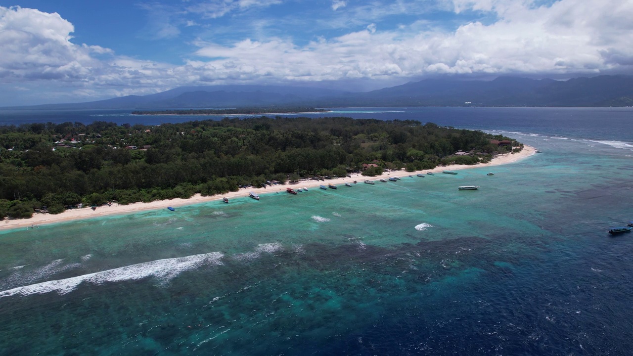 从印尼巴厘岛的Gili Trawangan鸟瞰龙目岛的Gili Meno和Gili Air。一架无人机在夏季阳光明媚的热带岛屿上空盘旋。宁静度假概念。视频素材