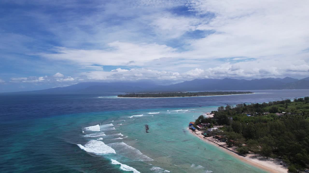 鸟瞰Gili Trawangan, Gili Meno和Gili Air在印度尼西亚巴厘岛龙目岛。在夏天阳光明媚的白天，无人机在岛屿上空飞行。视频素材