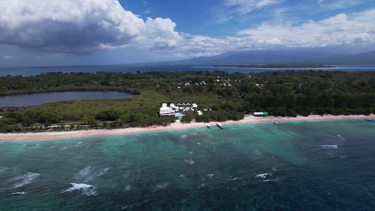 鸟瞰印尼巴厘岛龙目岛的Gili Meno和Gili Air。无人机在夏季阳光明媚的白天沿着热带岛屿移动。宁静度假概念。视频素材