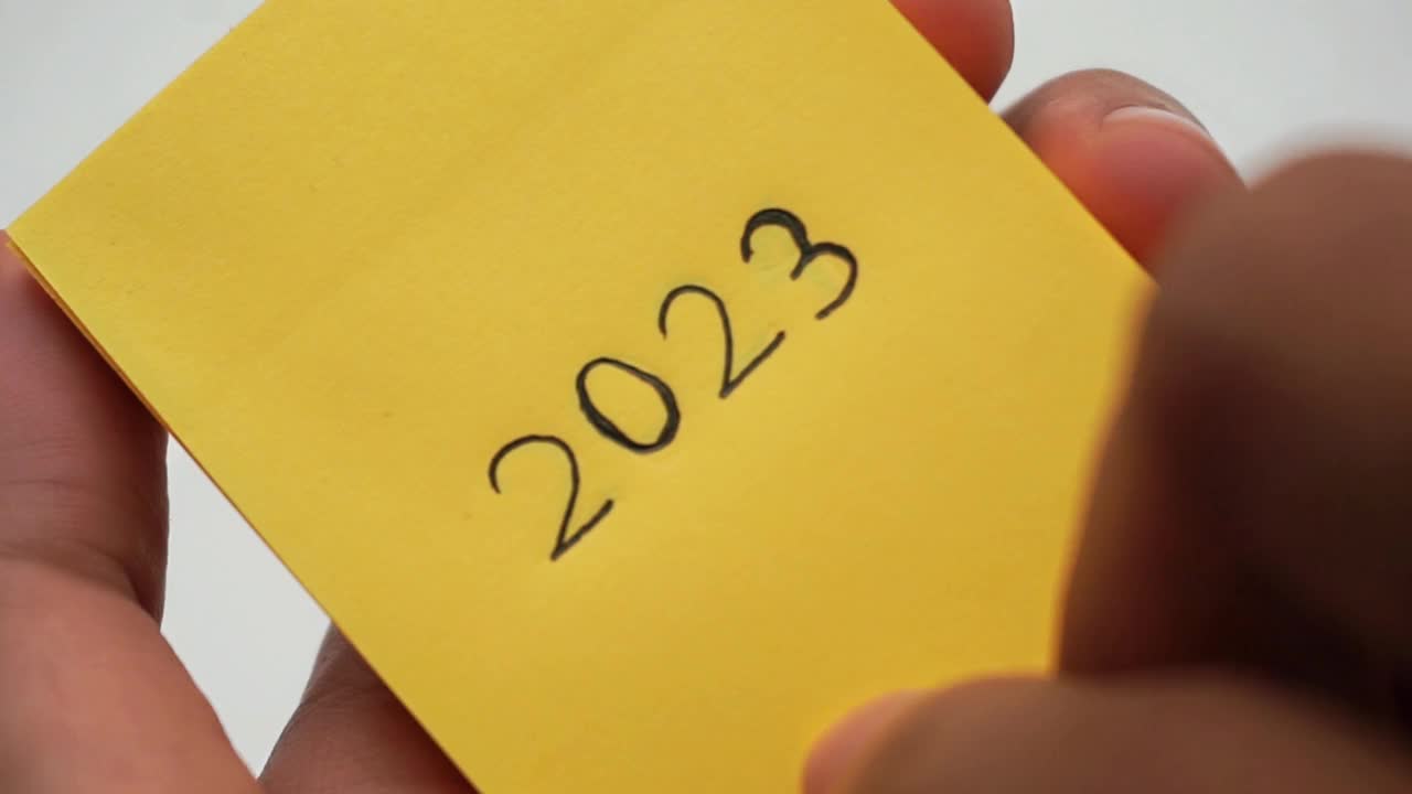 2024年新年。带有手写数字2024的便利贴，2024年的计划概念视频下载