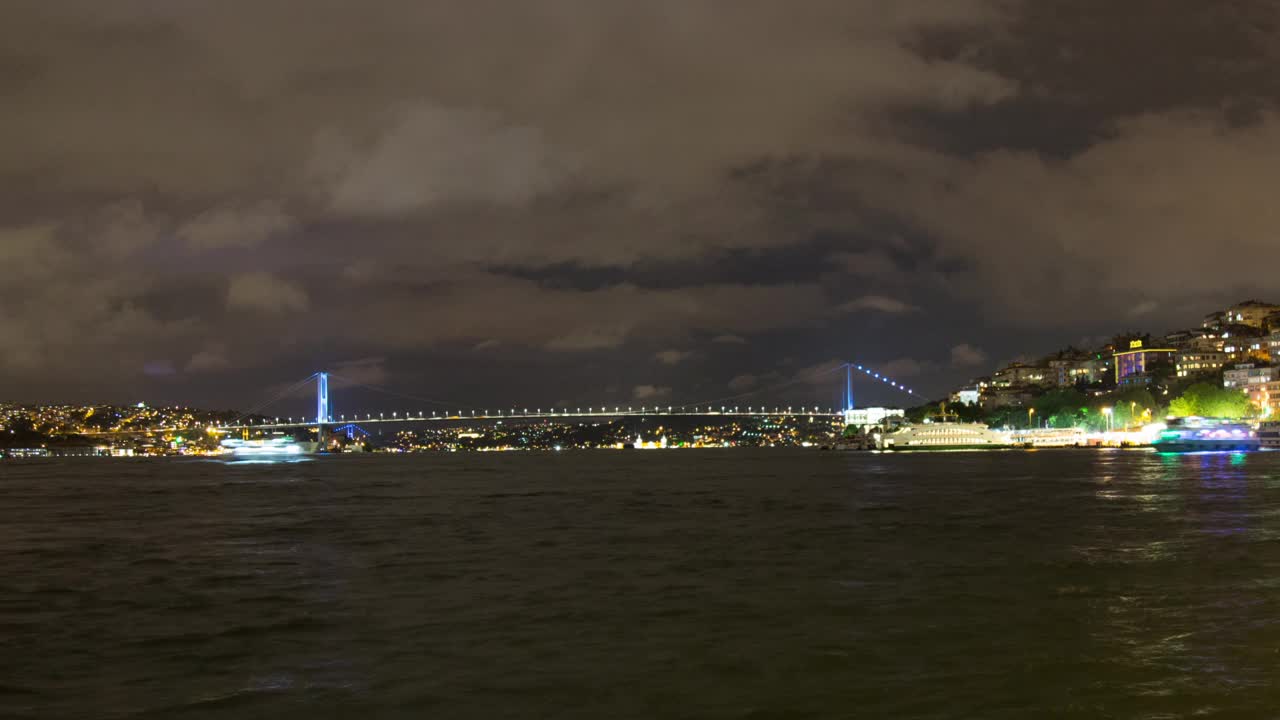 夜间照明伊斯坦布尔市著名的交通大桥滨江湾全景延时土耳其视频下载