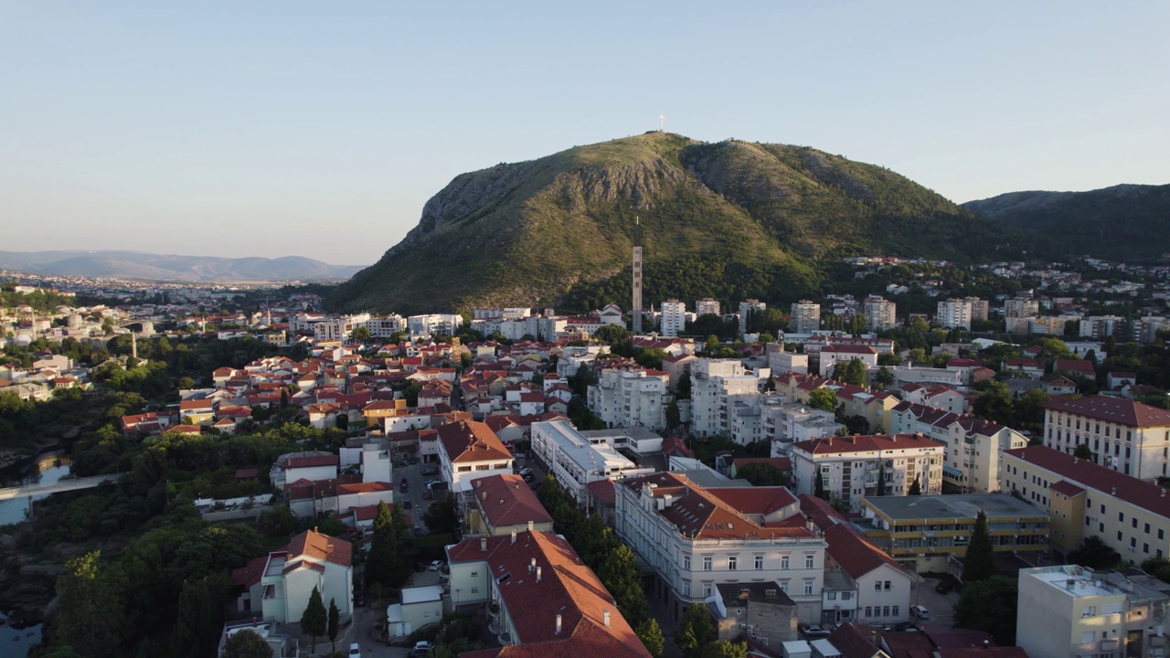 莫斯塔尔城市航拍全景与标志性建筑和山的背景视频素材