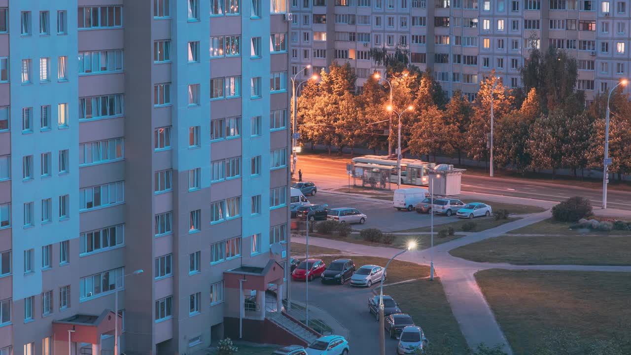 高层房屋的延时夜景。城市交通和高层住宅。高架景观城市天际线。夜间灯光照明延时。街头生活背景背景夜间延时视频素材