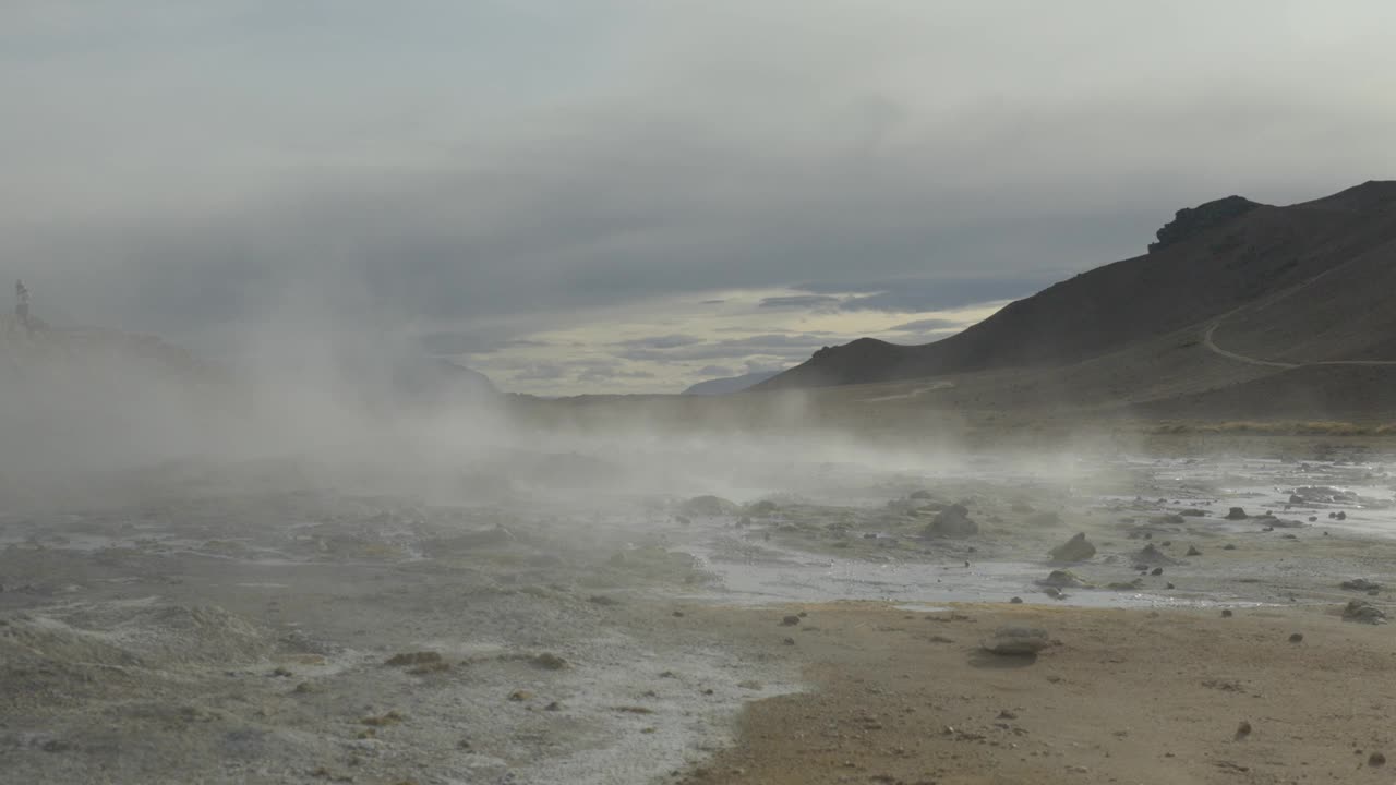 雾中的冰岛地热景观视频素材