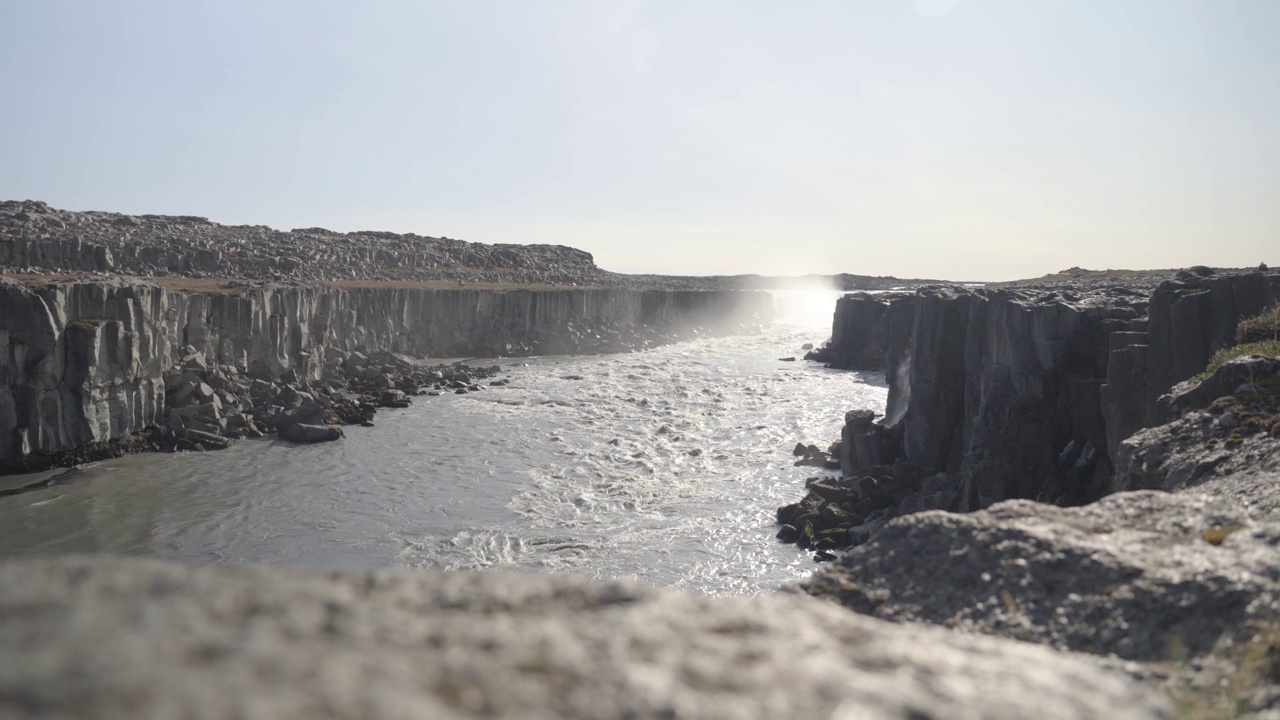 阳光照耀着冰岛峡谷河视频素材