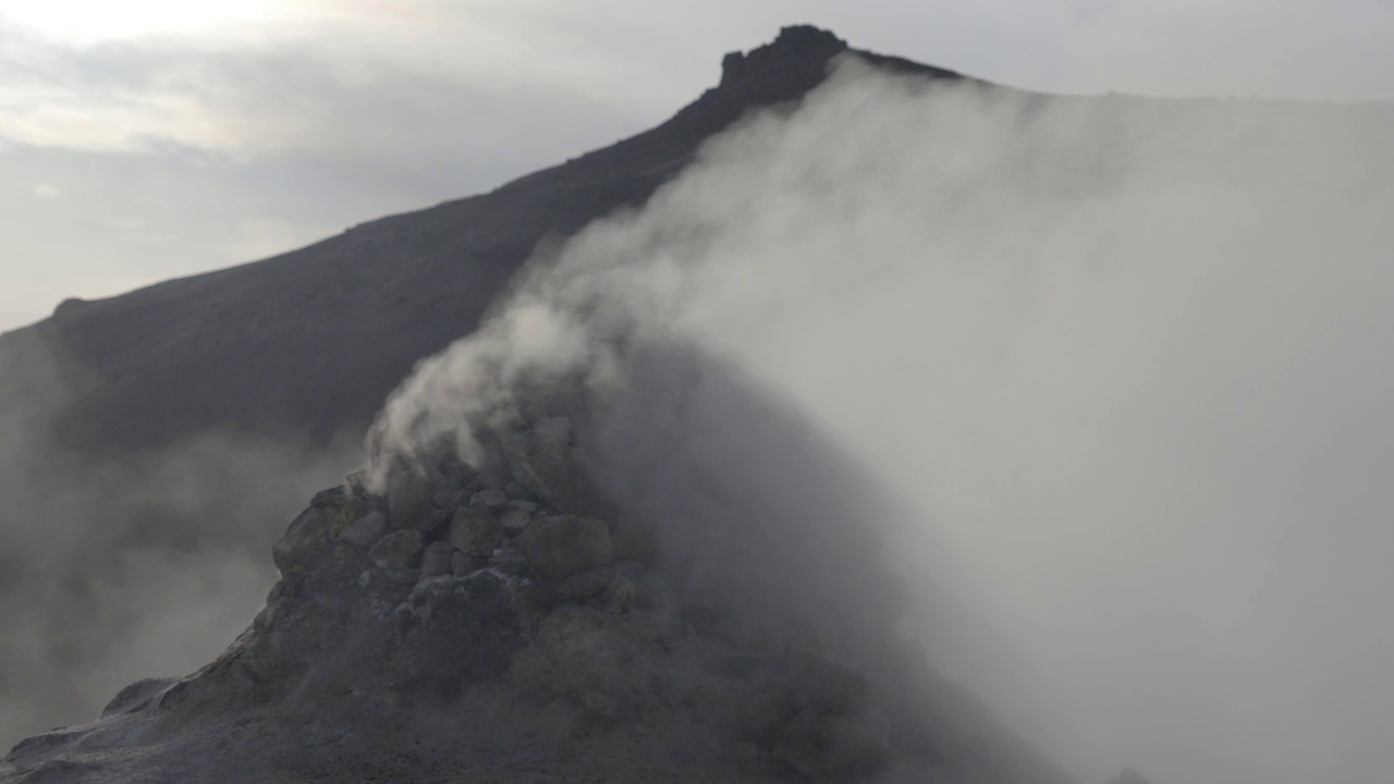 冰岛崎岖地形上烟雾缭绕的火山山脊视频素材