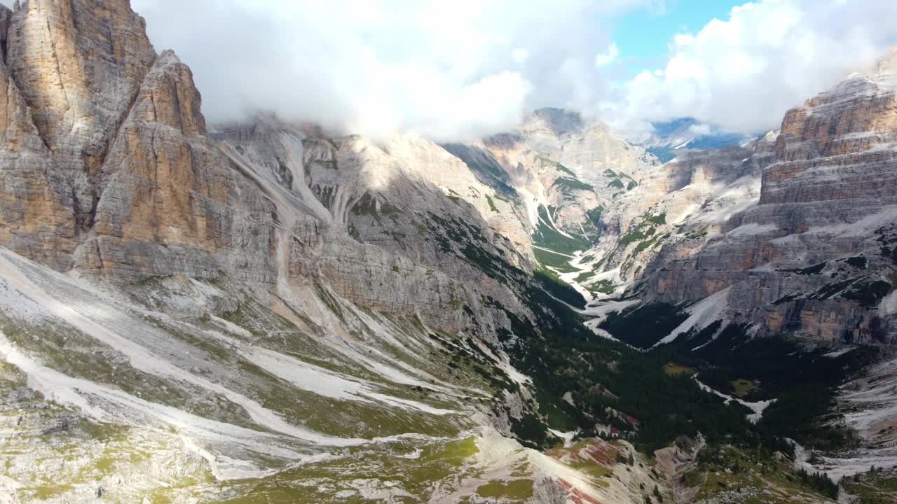 壮观的无人机全景的山谷和山峰蓬塔法内斯南德，白云石视频素材