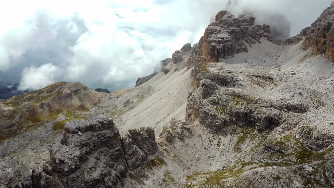 高耸的山脊，崎岖的白云岩地形和巨大的白云。空中无人机视频素材