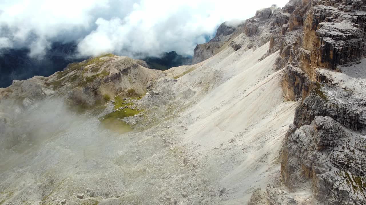 意大利白云石山脉的壮丽景色。攀登费拉塔的旅游目的地。无人机拍摄的视频素材