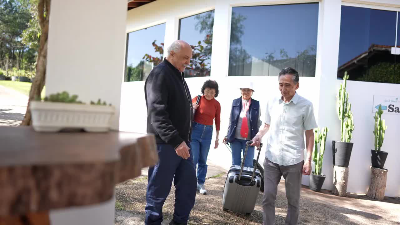 酒店老板和家庭旅行者亚洲游客谈话视频素材