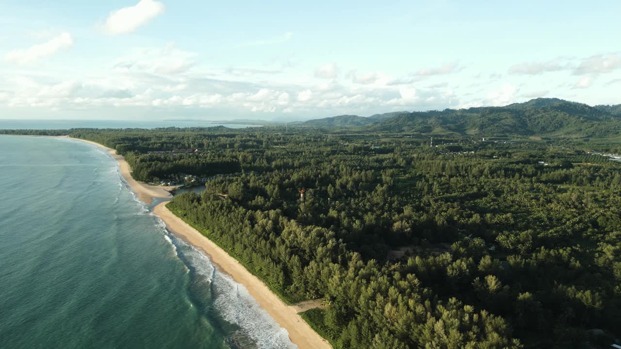 鸟瞰泰国考湖海滩海岸线，绿松石般的海水和郁郁葱葱的热带植物视频素材