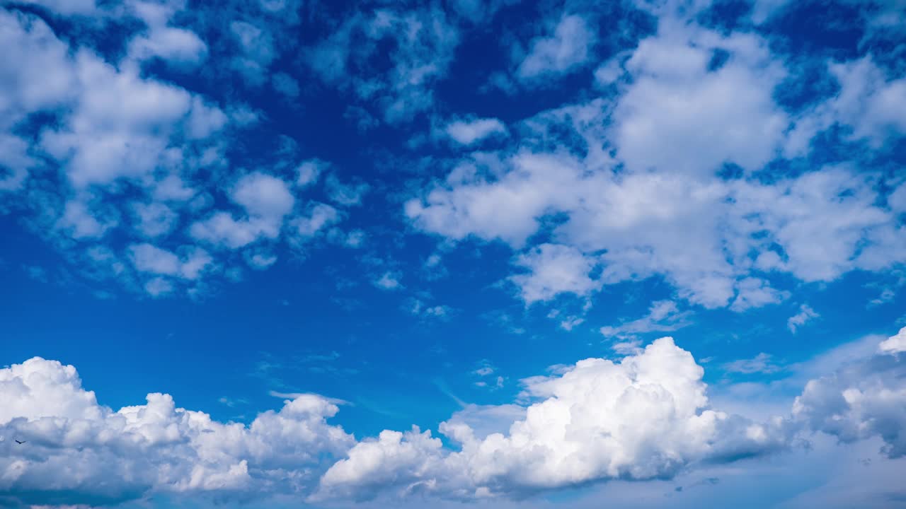 天空中神奇的云的时间间隔，广阔的云空间视频素材