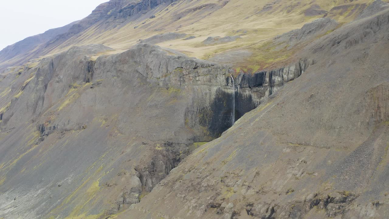 空中接近的瀑布在岩石和火山山景观冰岛视频素材