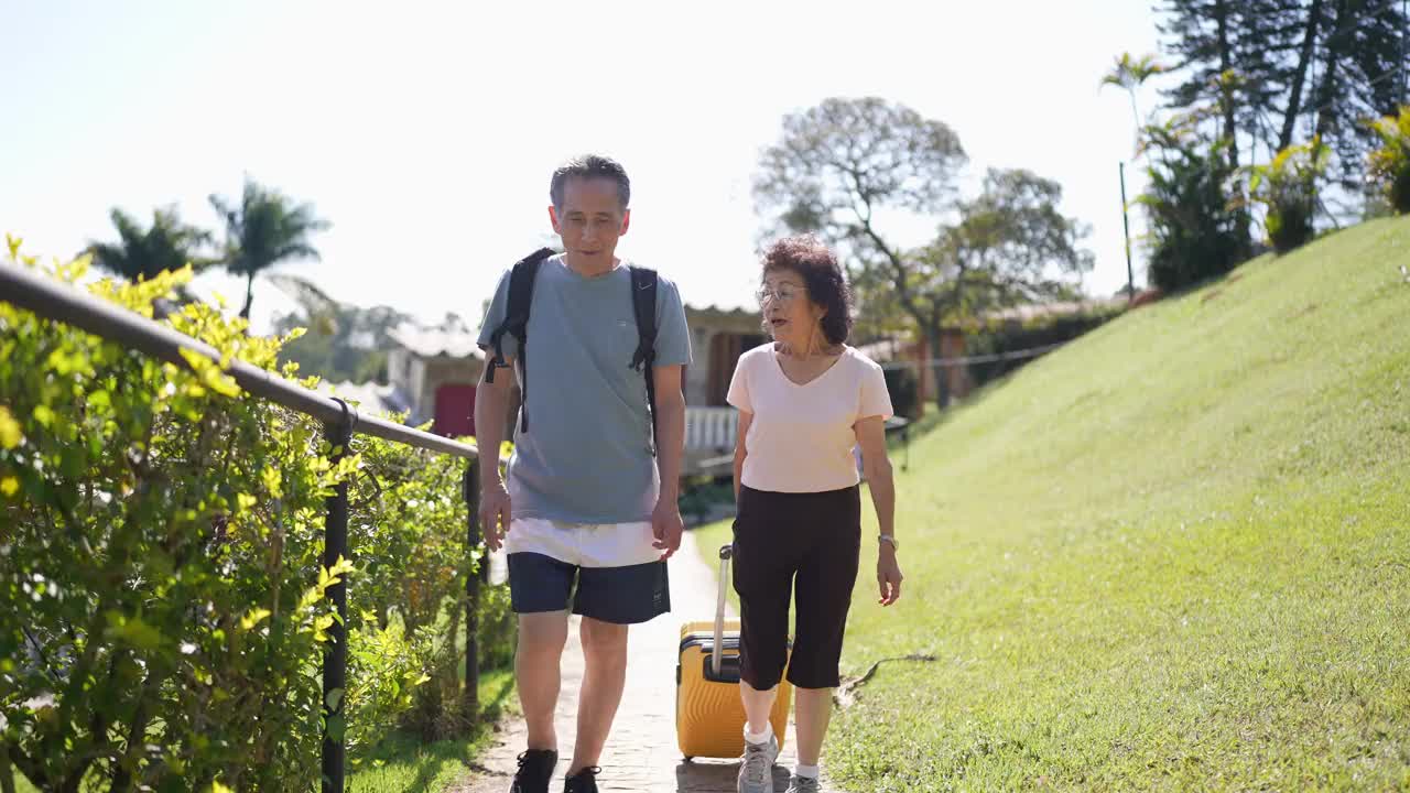 老年夫妇带着行李离开酒店视频素材