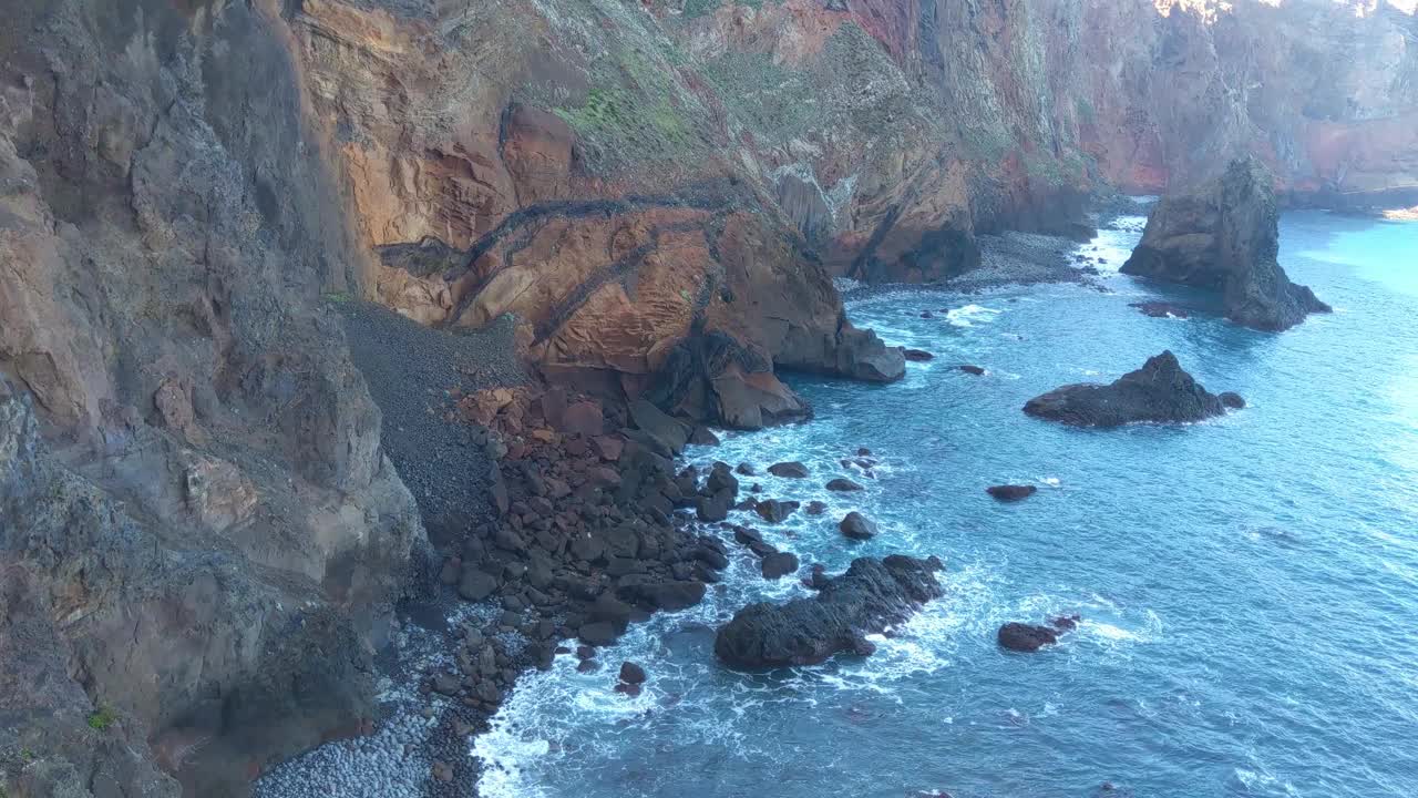 多岩石的海岸线和海浪。自然背景视频素材