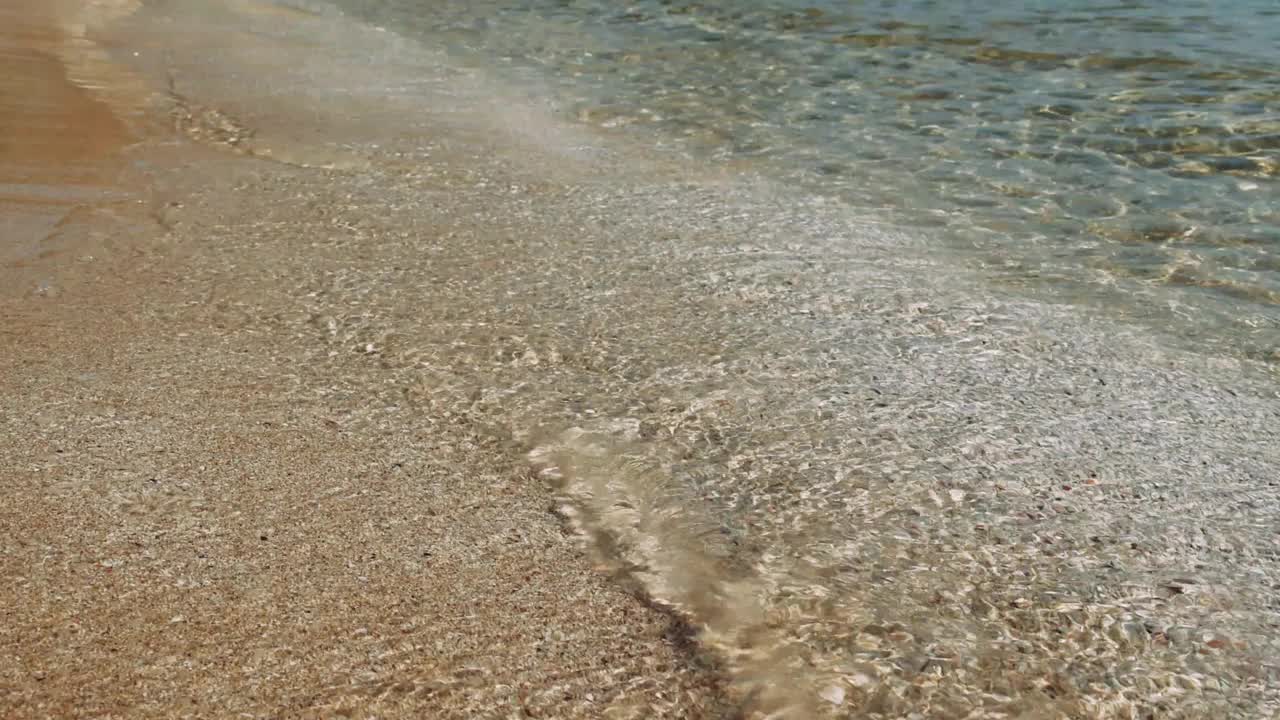 海浪温柔地抚摸着岸边，一幅宁静的冲浪日落景象。海浪在沙滩上翻滚，呼应着大自然的平静。当太阳落山时，海浪反射出温暖的色调，在宁静中冲刷着海滩。视频素材