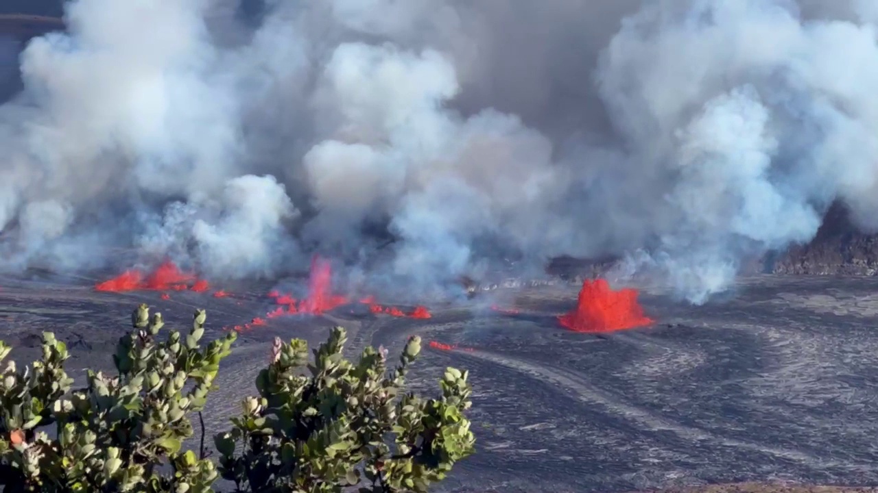 2023年9月，夏威夷大岛上的基拉韦厄火山开始喷发，几个小时后，熔岩和火山气体从基拉韦厄火山喷涌而出。30fps的4K HDR视频素材