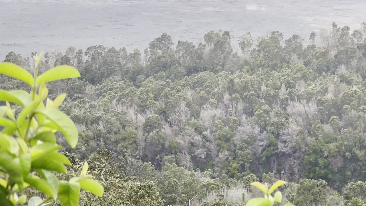 2023年9月，夏威夷大岛上，基拉韦厄火山喷发的第一天下午，电影长镜头急速上升。30fps的4K HDR视频素材