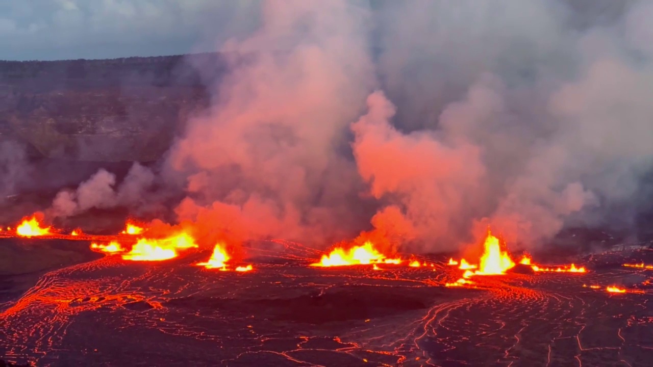 2023年9月，夏威夷岛上火山活动的第一天，日落时分，基拉韦厄火山喷发，电影长镜头轰隆隆地向下拍摄了熔岩湖。30fps的4K HDR视频素材