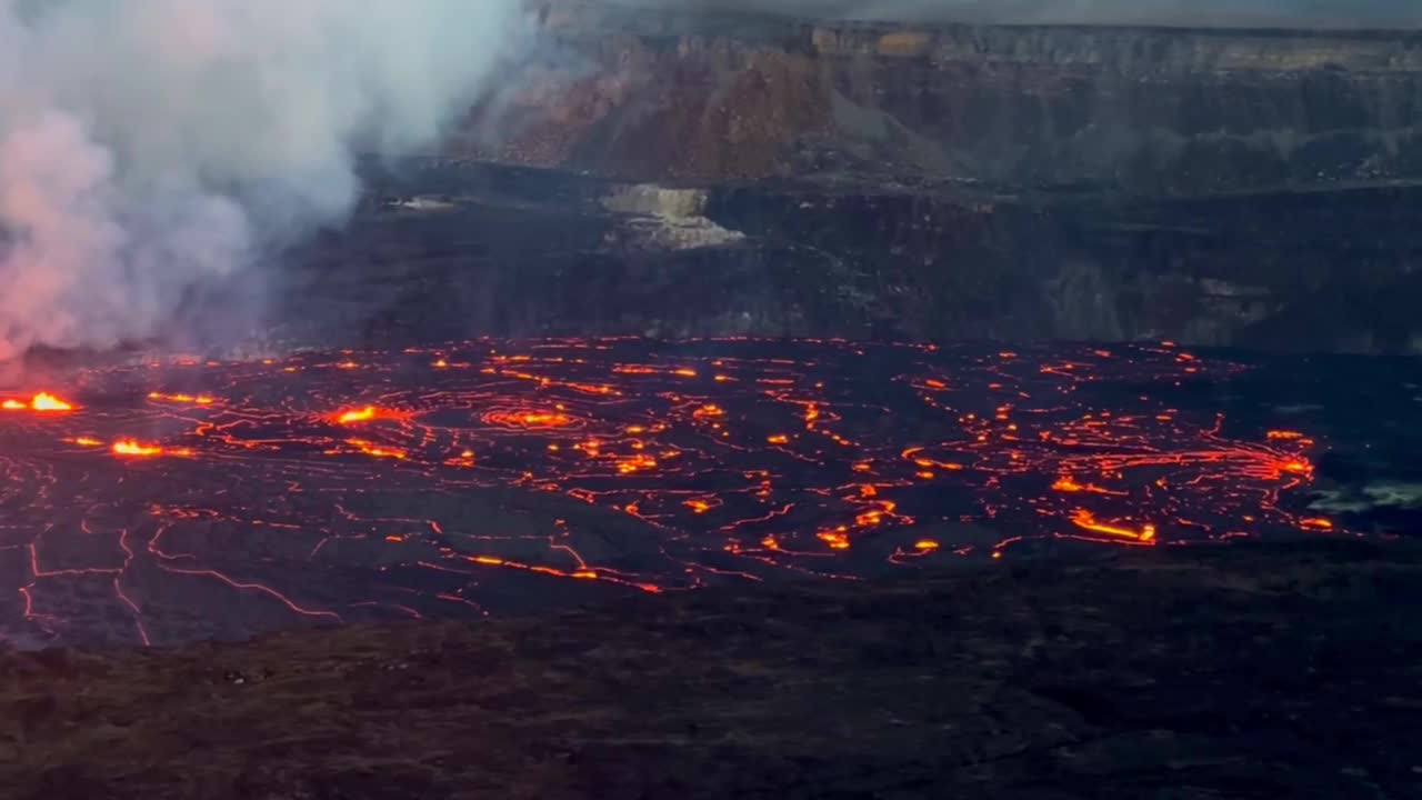 2023年9月，夏威夷火山国家公园，基拉韦厄火山喷发的第一个晚上，在日落时分，电影般的长镜头平移拍摄了基拉韦厄火山熔岩湖。4K HDR, 30 FPS视频素材