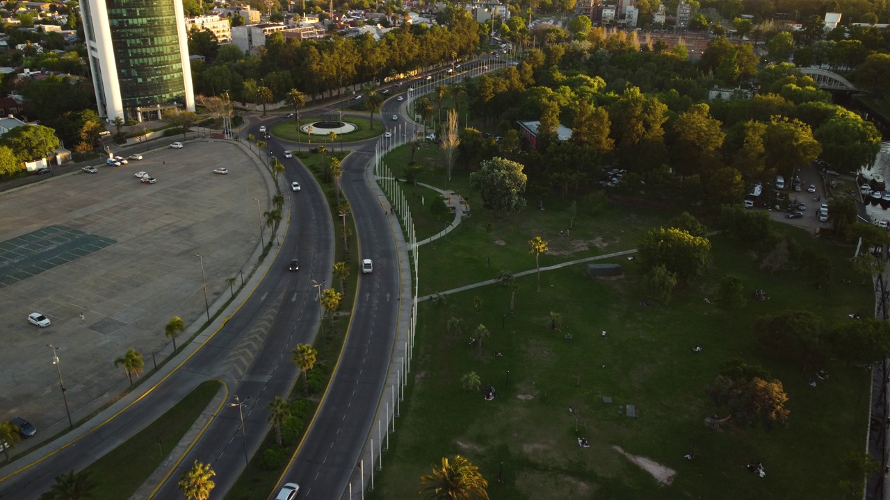 交通在虎城，俯视图，环形，道路，大型停车场，公园视频素材