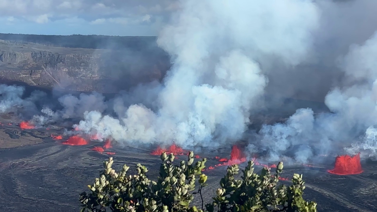 2023年9月，夏威夷火山国家公园，基拉韦厄火山活动的第一天，电影长镜头拍摄的熔岩喷泉从火山喷发。HD 1080, 240 FPS极限慢动作视频素材