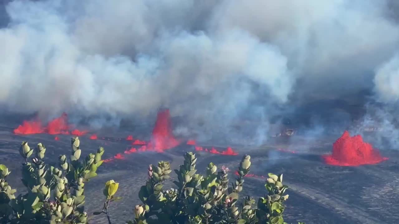 2023年9月，夏威夷火山国家公园，基拉韦厄火山喷发的第一天下午，电影长镜头平移拍摄的熔岩喷泉。4K HDR，每秒30帧视频素材