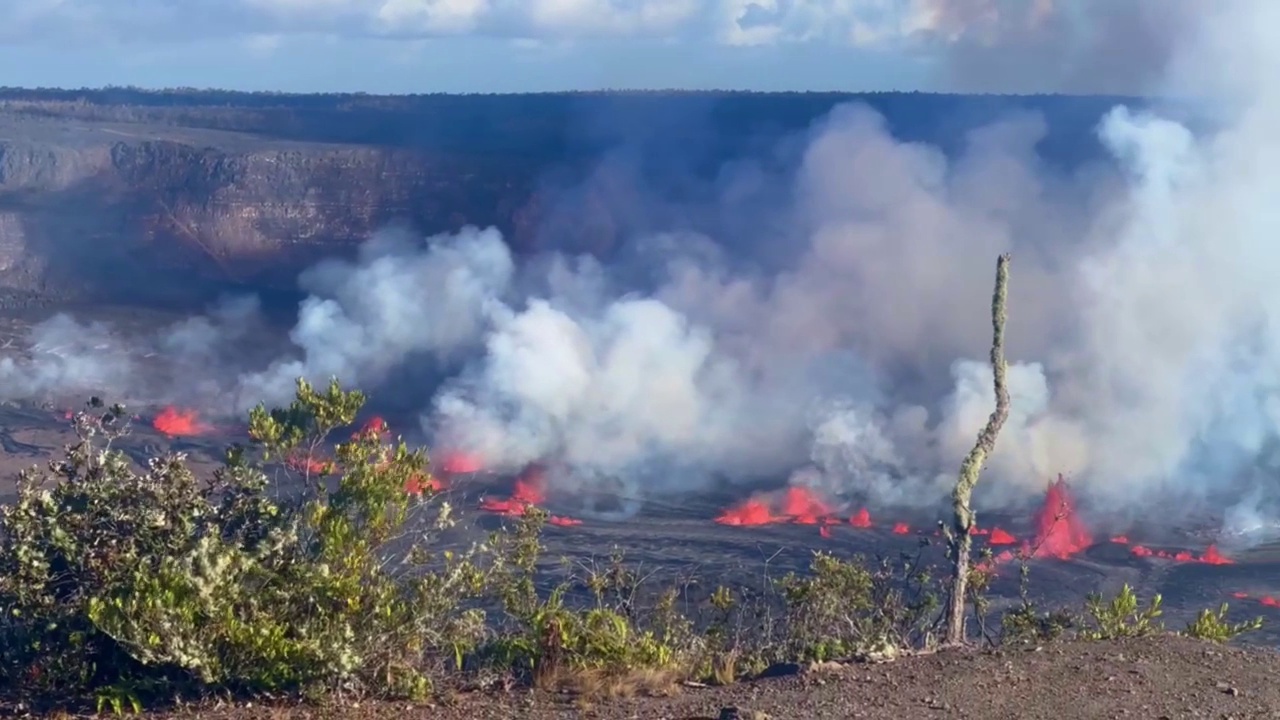 2023年9月，夏威夷火山国家公园，基拉韦厄火山开始喷发几个小时后，熔岩喷泉喷涌而出的电影全景镜头。4K HDR，每秒30帧视频素材